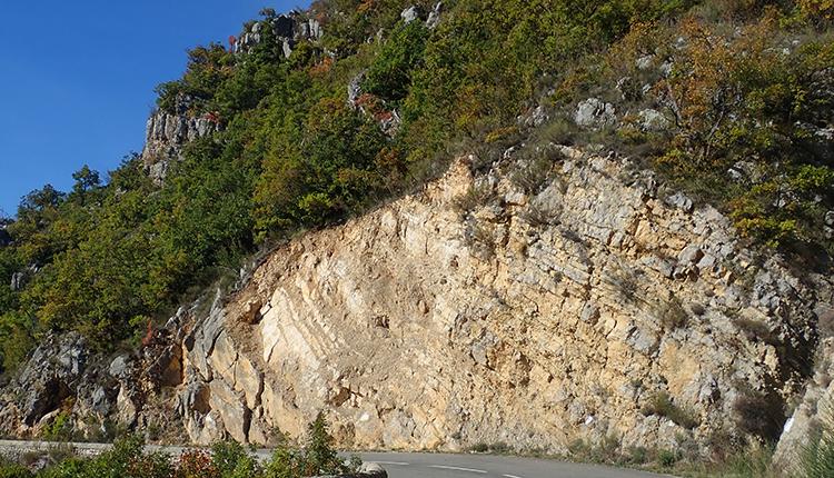 Exemple d’une observation type. Des travaux ont rafraichi la paroi rocheuse, permettant une nouvelle lecture de l’affleurement. Drôme © G. Egoroff